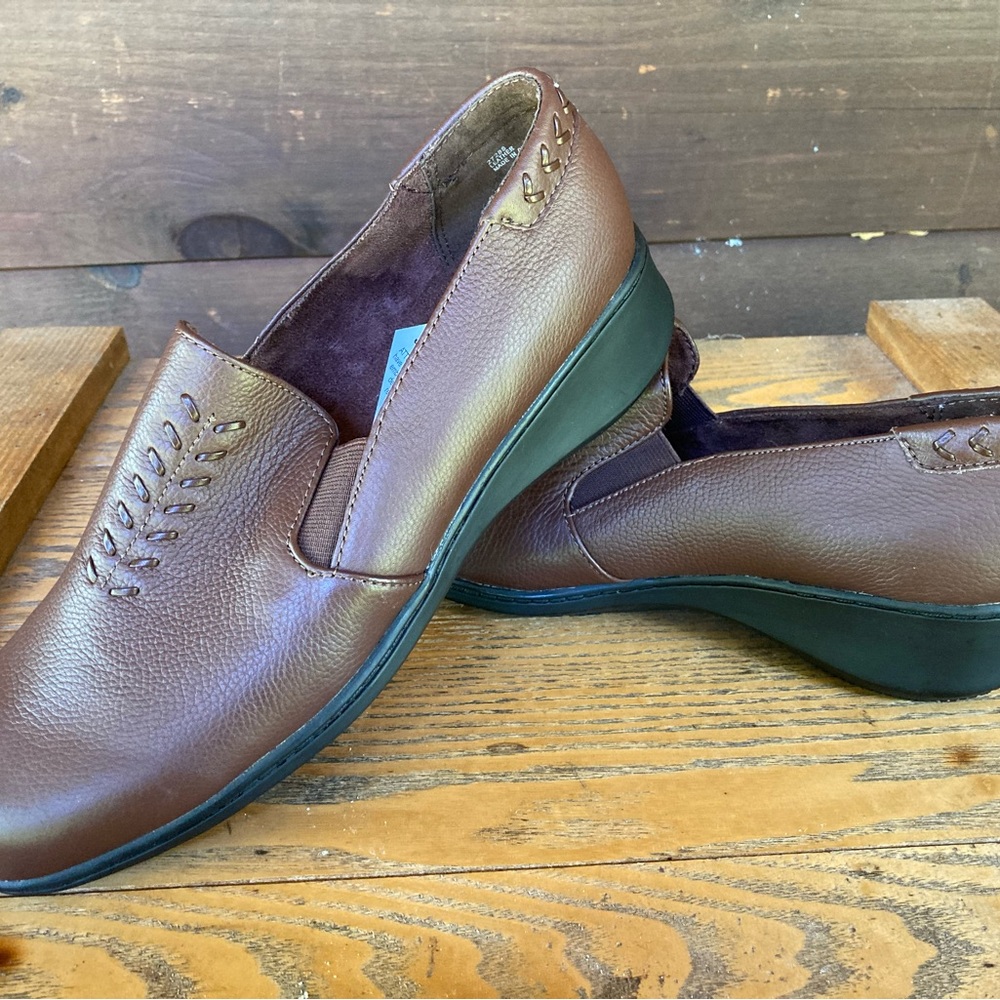 Woman’s brown size 9W cobbie cuddler brown leather slip ons new with tag no box